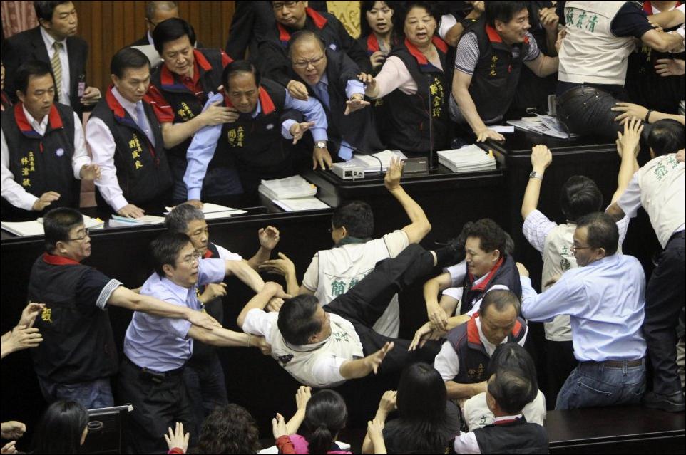 драка в китайском парламенте