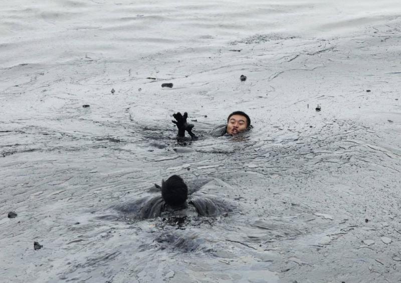 спасение китайского рабочего во время аварии на нефтепроводе в Китайском городе Далянь oil-china-accident-01