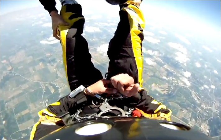 Экстремальный прыжок с парашютом в наручниках