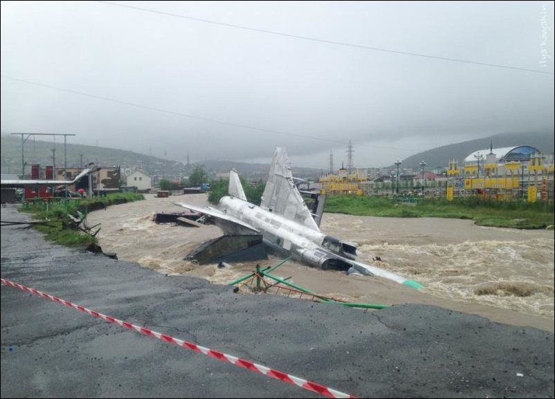 Наводнение в Магадане. Два Су-17 рухнули в реку