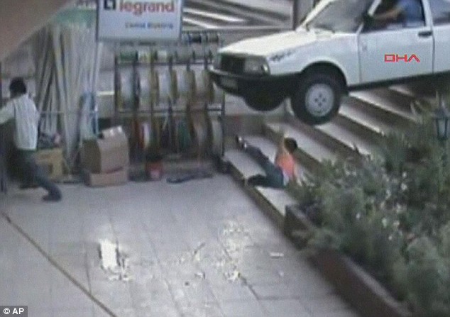 автомобиль сбил 4-летнего мальчика car-sends-boy-flying-air-02