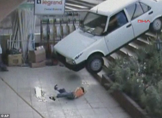 автомобиль сбил 4-летнего мальчика car-sends-boy-flying-air-03