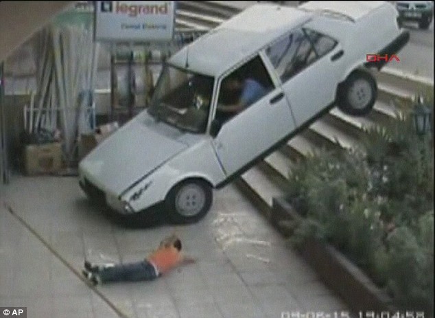 автомобиль сбил 4-летнего мальчика car-sends-boy-flying-air-04