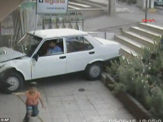 автомобиль сбил 4-летнего мальчика car-sends-boy-flying-air-06