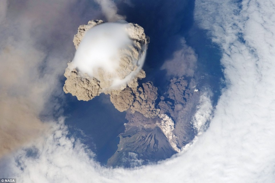 sarychev-peak-volcano-eruption-06