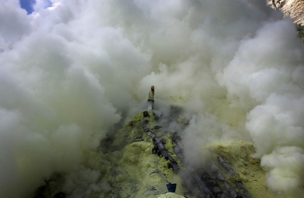 sulfur-mining-indonesia-04