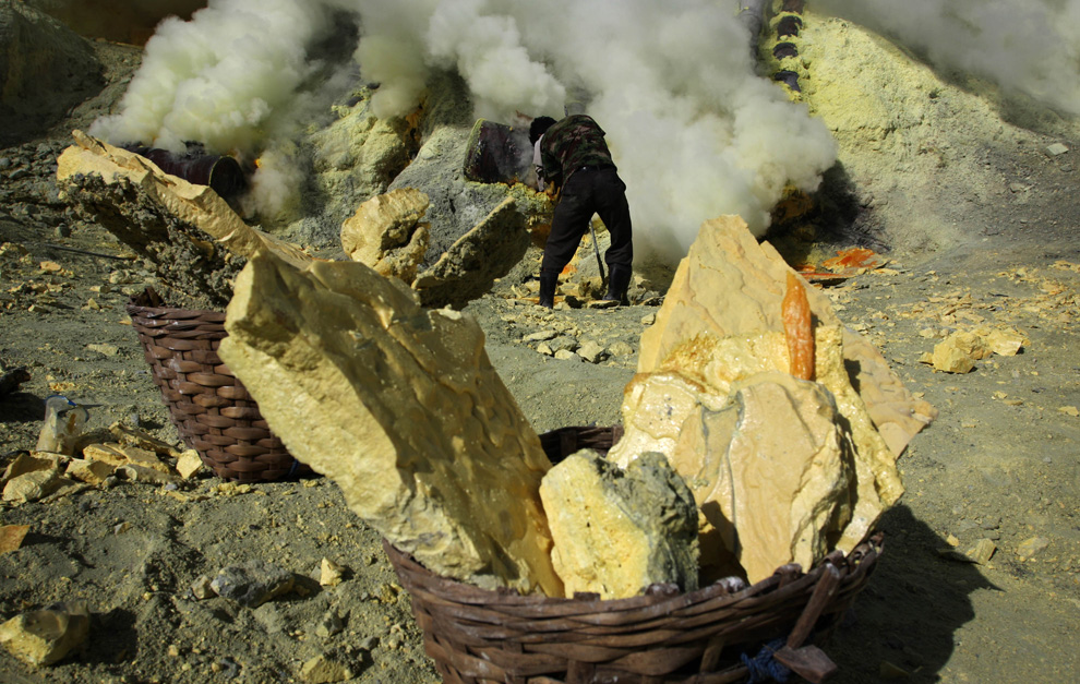 sulfur-mining-indonesia-07