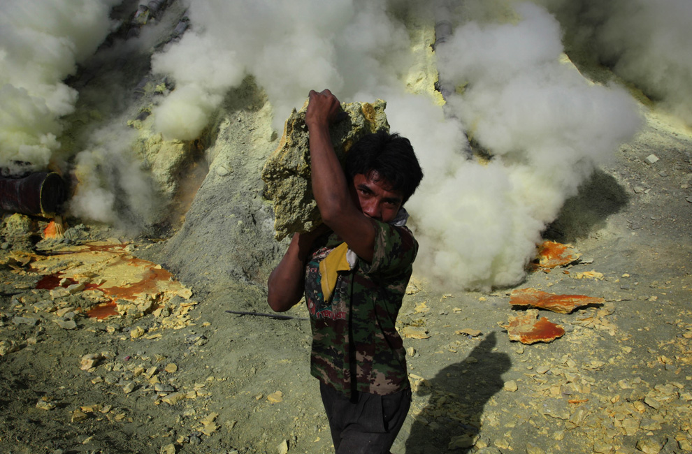 sulfur-mining-indonesia-12