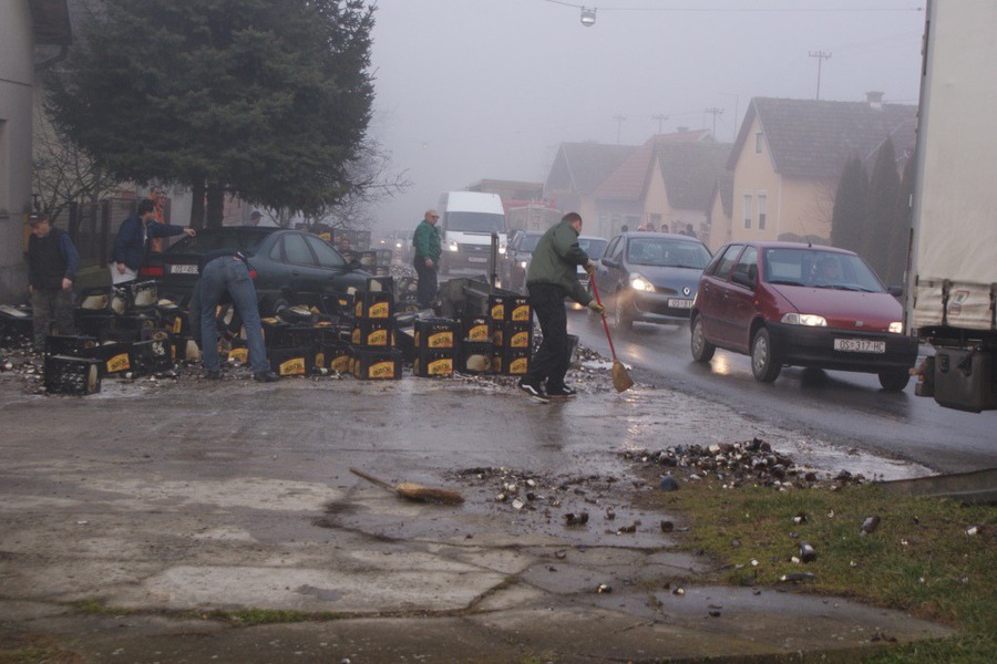 грузовик рассыпал 10000 бутылок пива