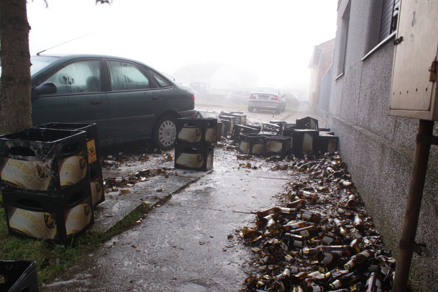 грузовик рассыпал 10000 бутылок пива