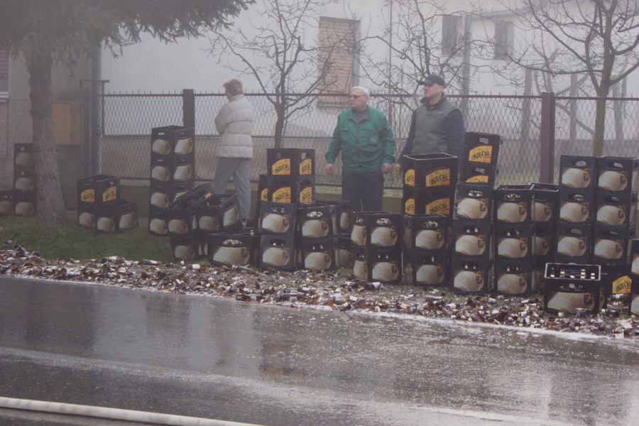 грузовик рассыпал 10000 бутылок пива