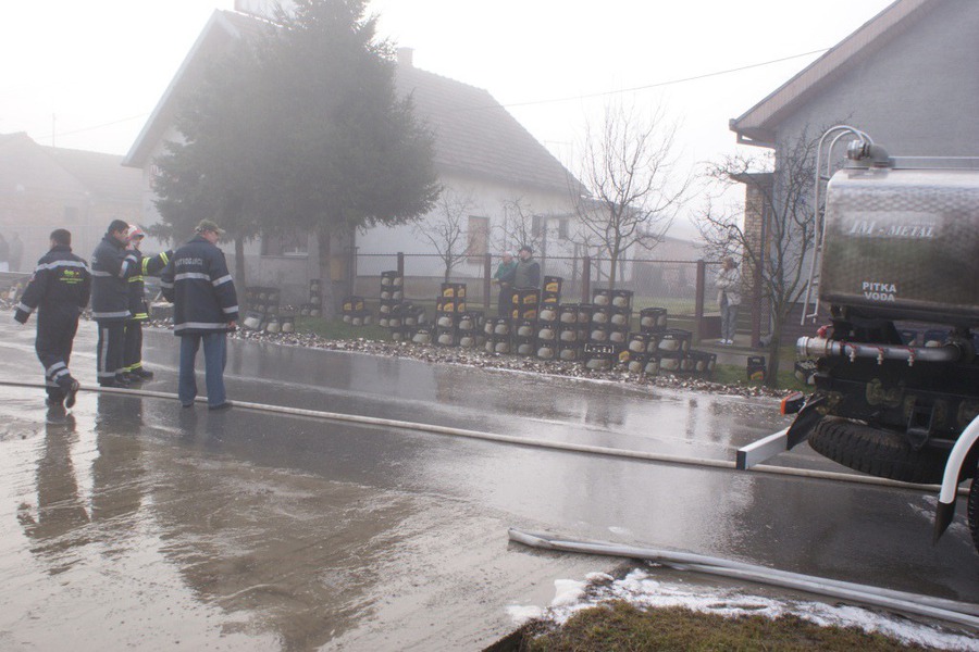 грузовик рассыпал 10000 бутылок пива