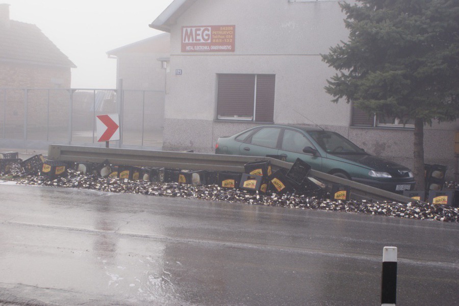 грузовик рассыпал 10000 бутылок пива