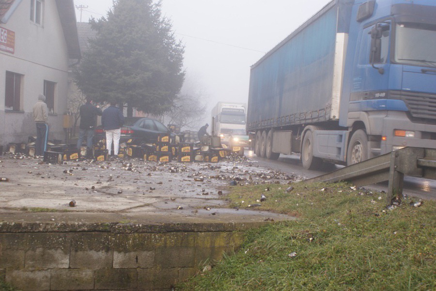 грузовик рассыпал 10000 бутылок пива
