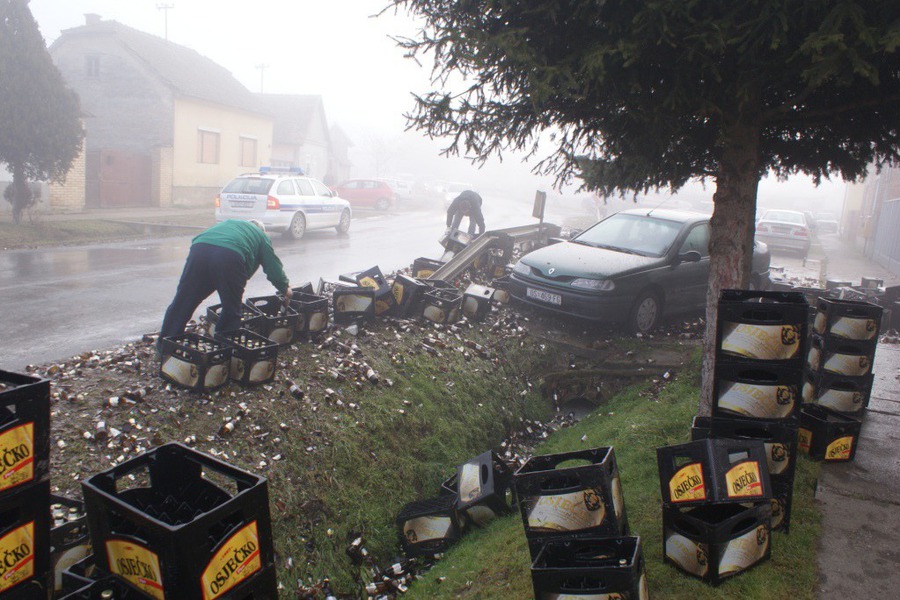 грузовик рассыпал 10000 бутылок пива