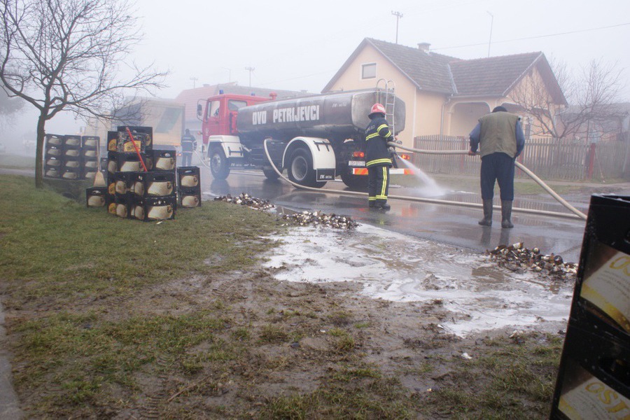 грузовик рассыпал 10000 бутылок пива