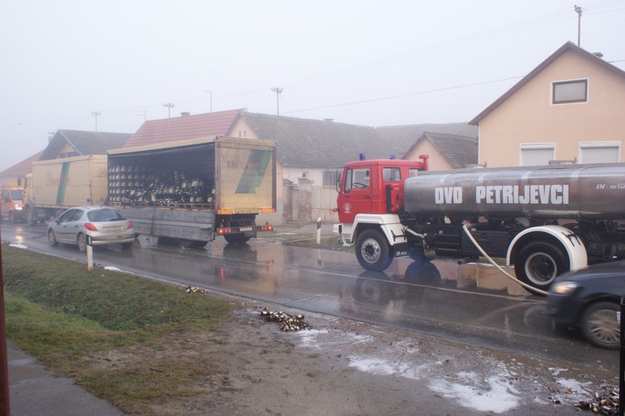 грузовик рассыпал 10000 бутылок пива