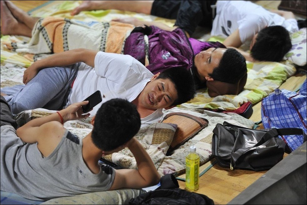 Китайские студенты спасаются от жары ночуя в спортзале