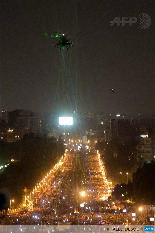 Египтяне лазерными указками светят в правительственную вертушку