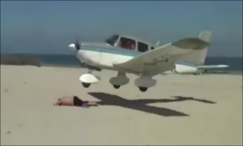 Самолет едва не зацепил загорающего на пляже мужика