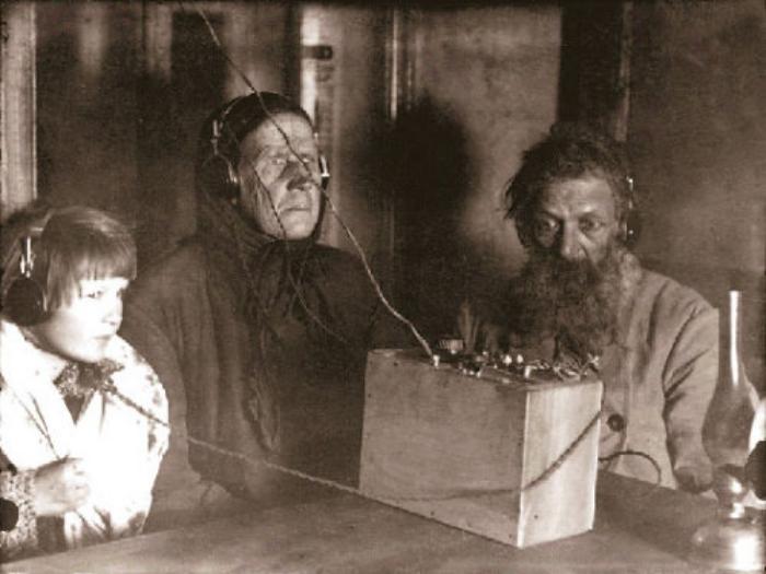 Семья крестьянина Воронова слушает радио 1928 год