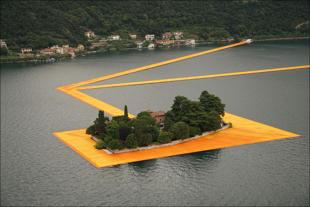 плавающая пешеходная дорожка на озере Изео