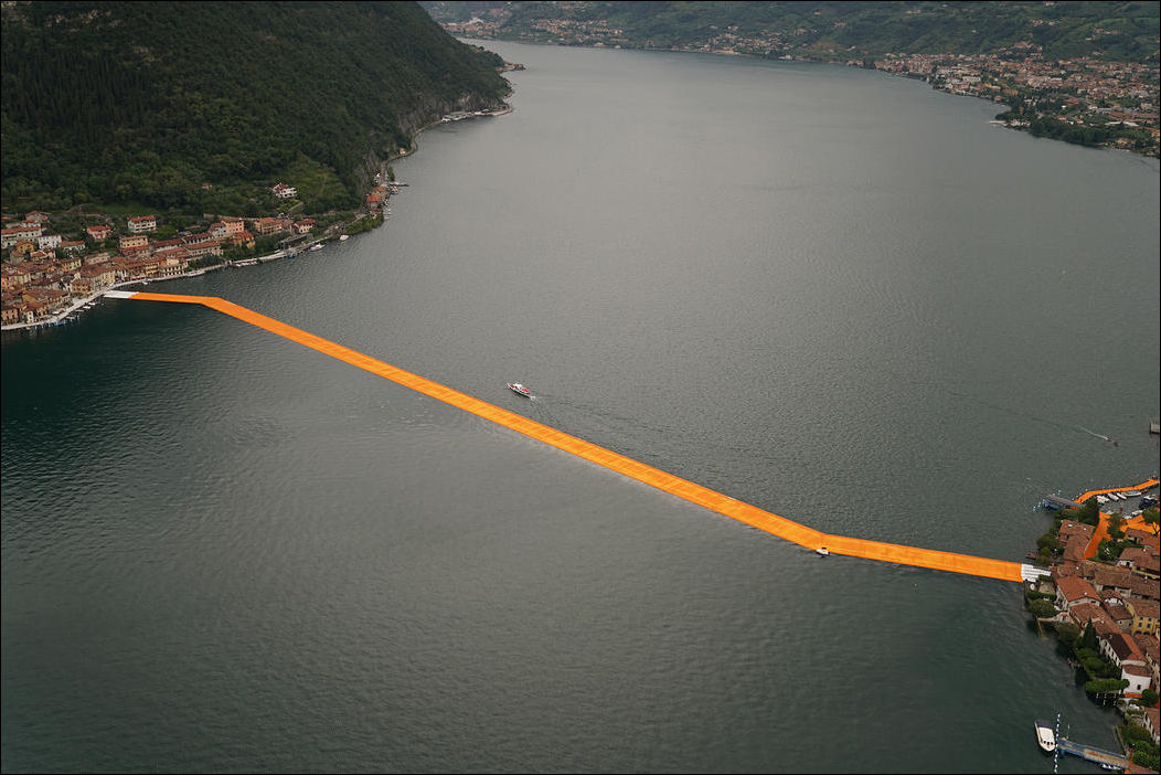 плавающая пешеходная дорожка на озере Изео