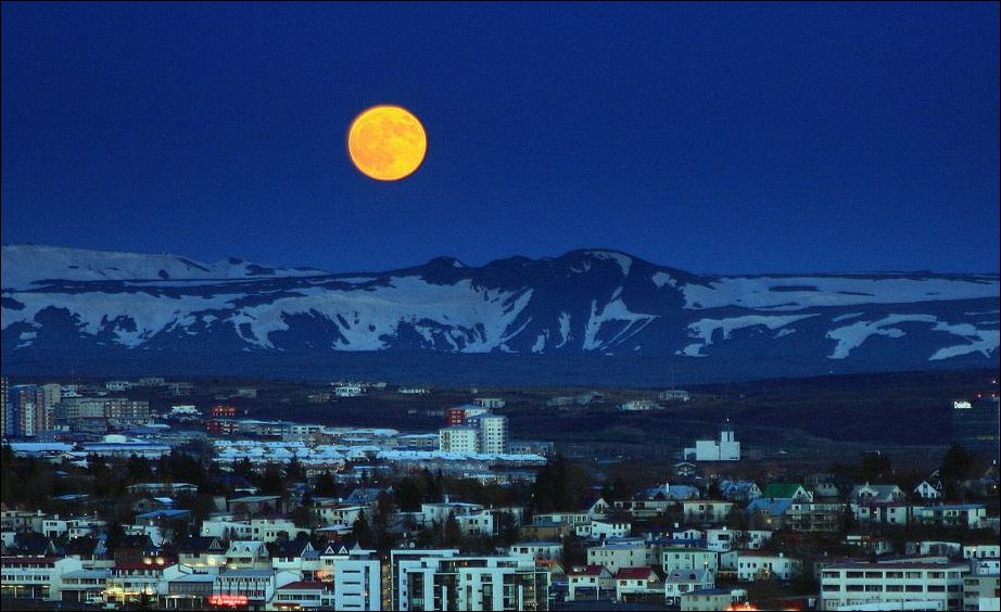 Супер-Луна над Исландией 5 мая 2012