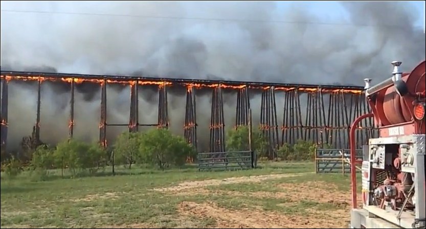 Горящий железнодорожный мост обрушился в Техасе