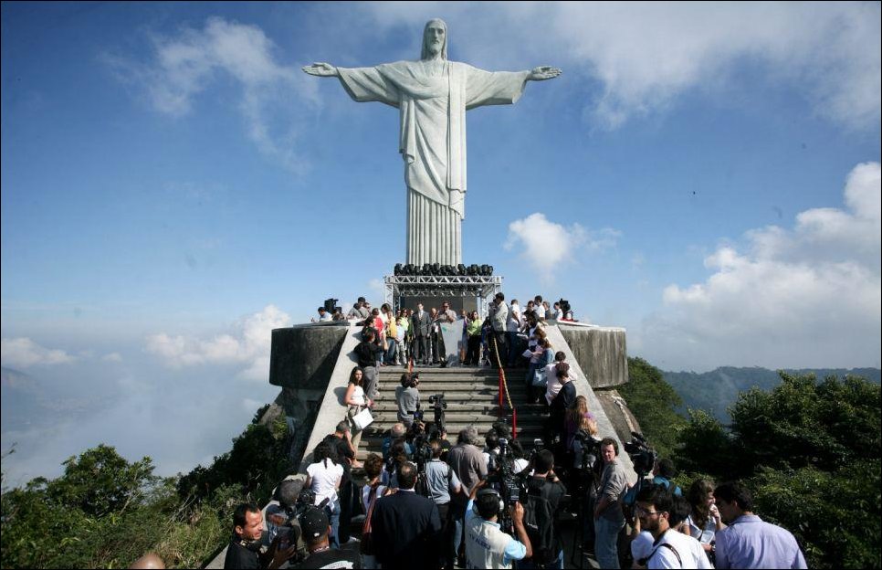 Селфи на вершине статуи Христа в Бразилии