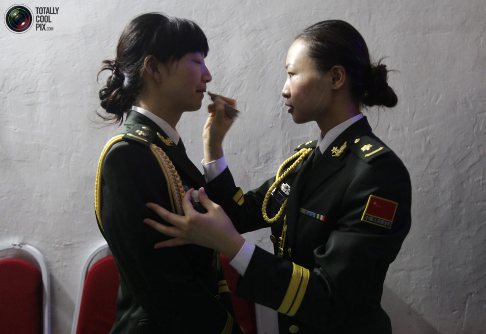 Девушки в военной форме выглядят одновременно мило и угрожающе.