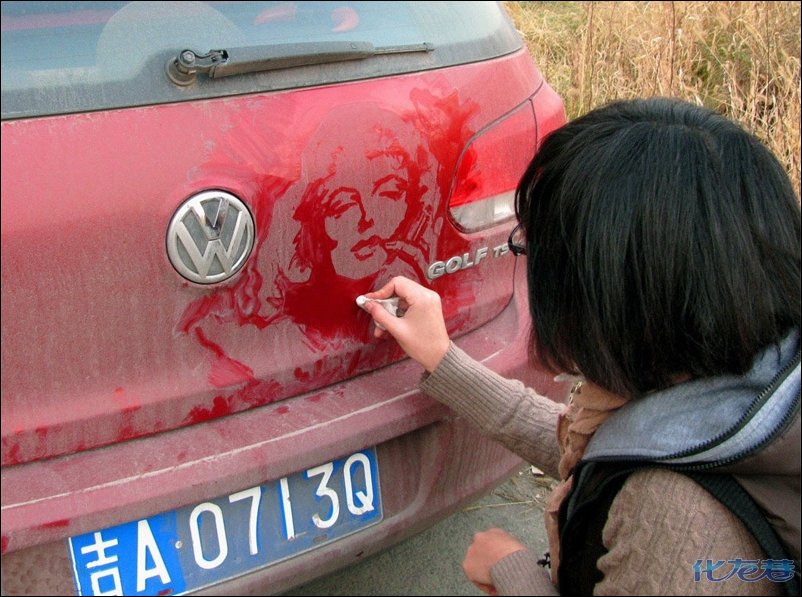 Рисунок на грязной машине