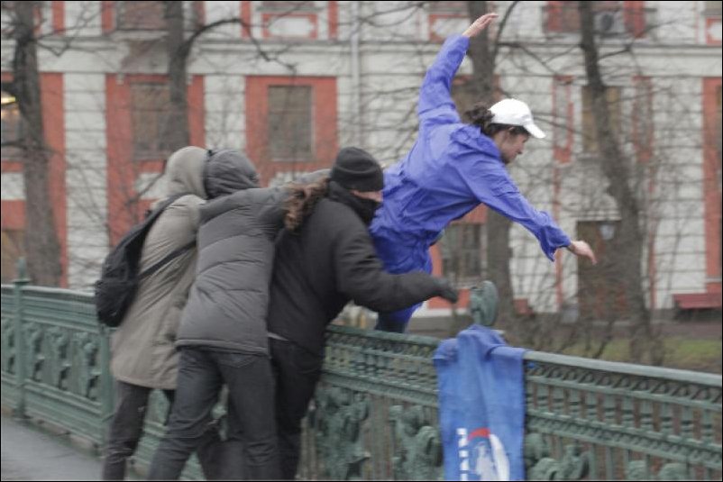 Агитатора Единой России сбросили с моста в реку