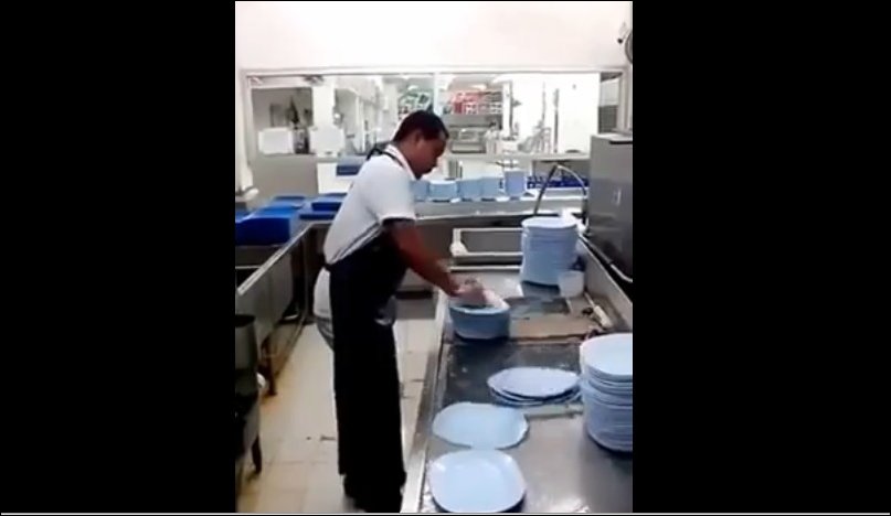 Посудомойщик года. Помыть 50 тарелок за 10 секунд
