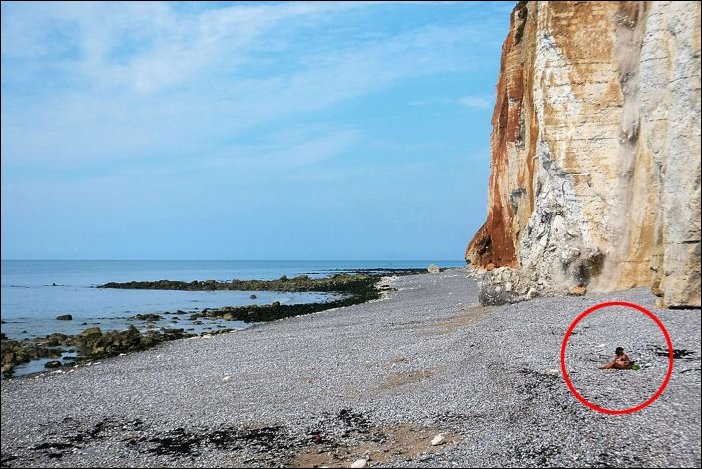 Девушку на пляже едва не завалило камнями