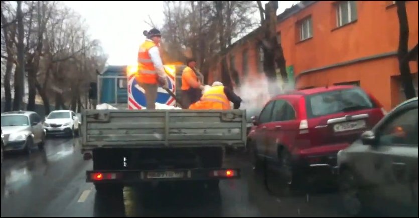 московские коммунальщики посыпают тротуар солью