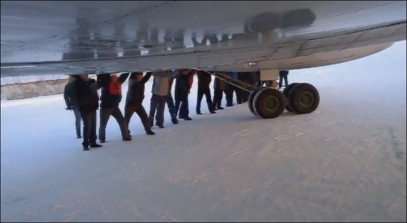 Как толкали самолет в красноярском крае в городе Игарка