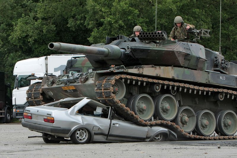 tank-vs-car-02