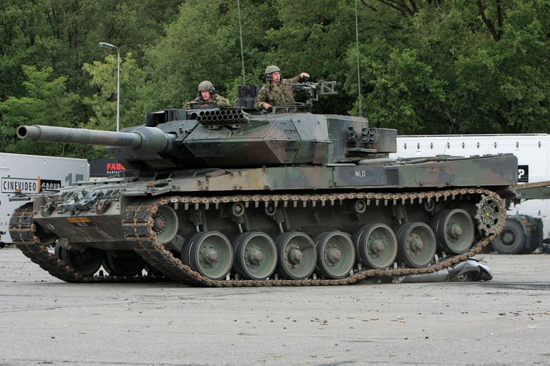 tank-vs-car-04