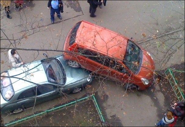 женщина паркуется