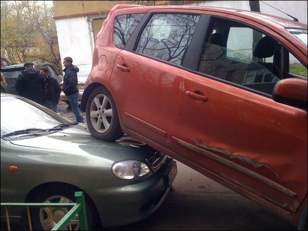 женщина паркуется