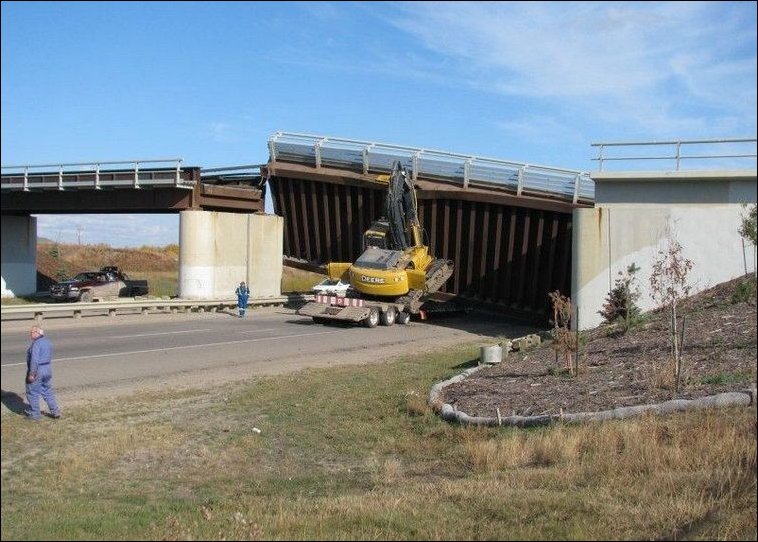 Экскаватор разрушил железнодорожный мост