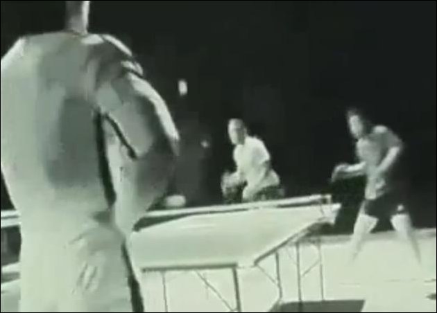Брюс Ли играет нунчаками в пинг-понг