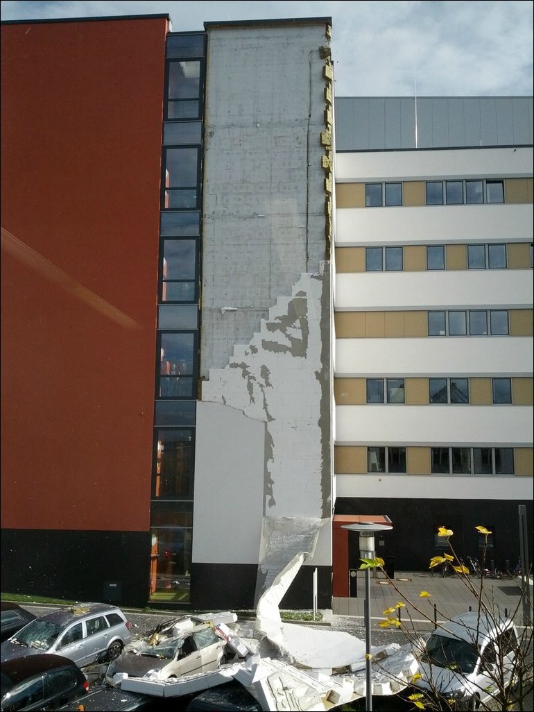 Обрушение фасада здания