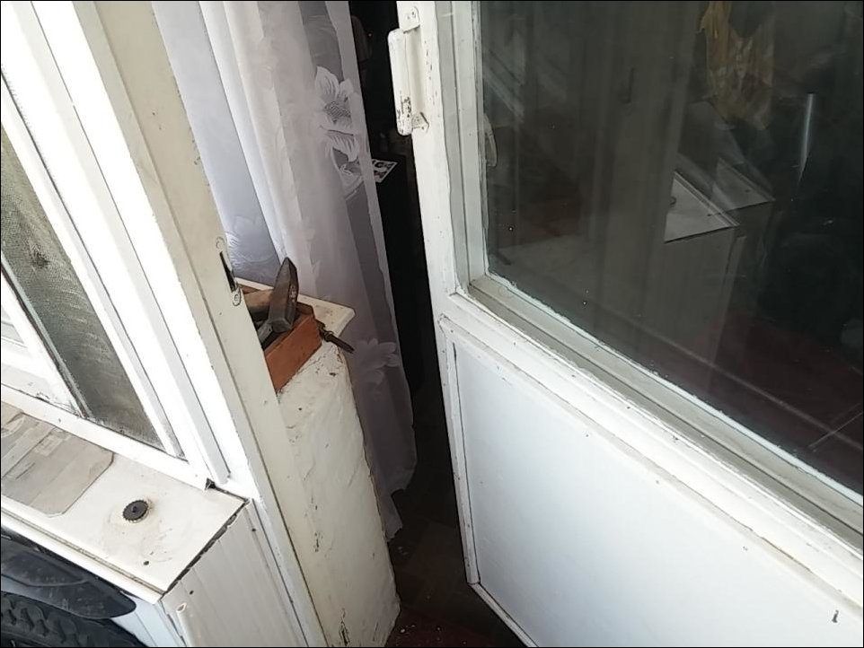 Кот закрыл на балконе