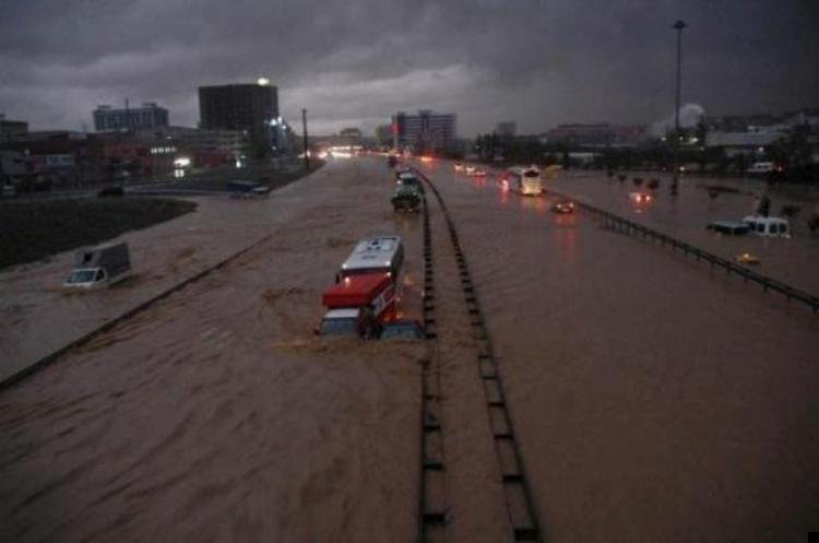 istanbul-flood-14