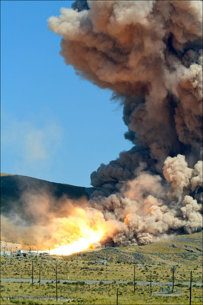 Испытание нового твердотопливного ракетного двигателя в штате Юта