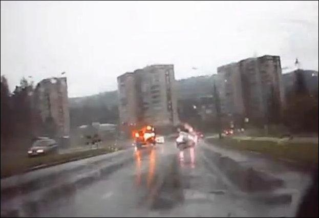 Молния попала в автомобиль мэра Железногорска