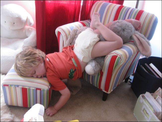 Малыши могут уснуть где угодно (20 фото)