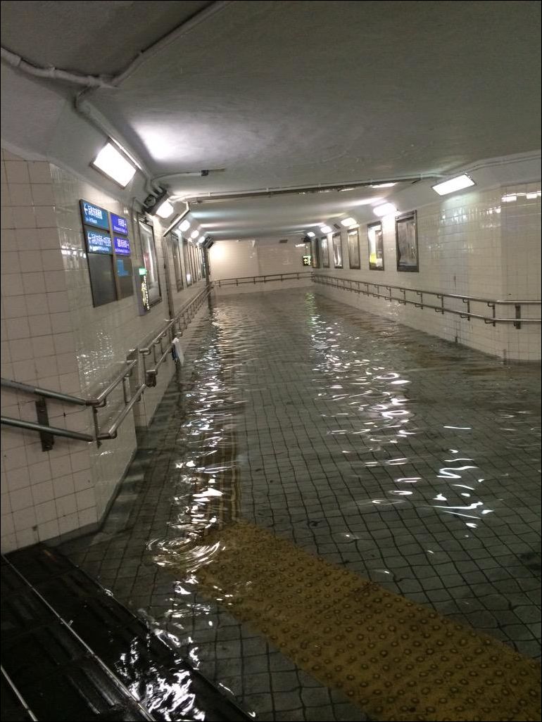 Наводнение в Японском метро - чистая вода